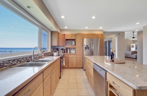 Houghton Lake Cottage | Lakefront Cottage with dock