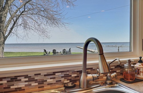 Houghton Lake Cottage | Lakefront Cottage with dock