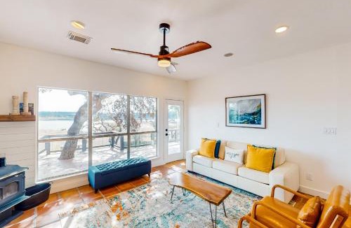Lago Vista House | Lakefront Cottage