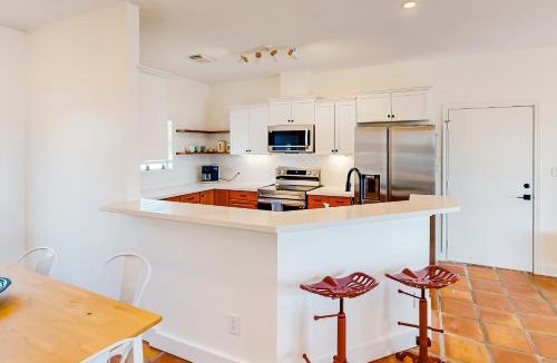 Lago Vista House | Lakefront Cottage