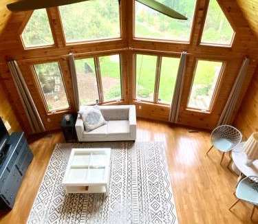Lambton Shores House | Lakefront Cottage w Grand Cabin Room