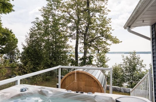 Head Lake Cottage | 🌊Lakefront Cottage w/Hot Tub & Sauna 🔥| Epic Dock | Party Raft | Sled Trails