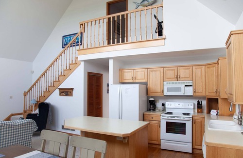 Geneva House | Lakefront Cottage w/Hot Tub & Kayaks Access
