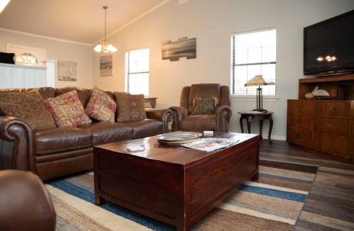 Buckhead House | Lakefront Cottage w/Private Hot Tub!