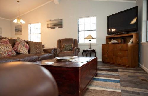 Buckhead House | Lakefront Cottage w/Private Hot Tub!