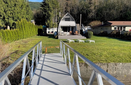 Bellingham Cottage | Lakefront cottage with magnificent views in Bellingham!