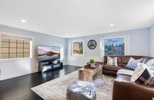 Federal Way House | Lakefront cottage with AC