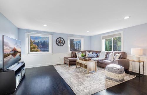 Federal Way House | Lakefront cottage with AC