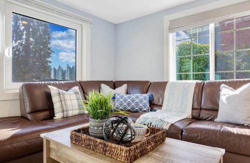 Federal Way House | Lakefront cottage with AC