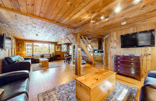 Pine River Pond House | Lakefront cottage with deck, patio, firepit, AC & W/D - secluded location