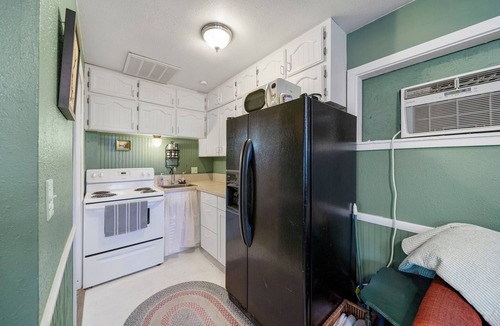 Pryor Cottage | Lakefront Cottage (with pool) on quiet Lake Hudson