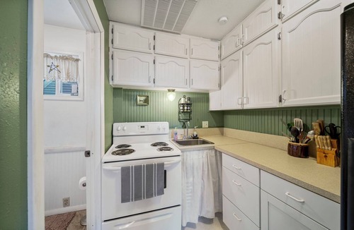 Pryor Cottage | Lakefront Cottage (with pool) on quiet Lake Hudson