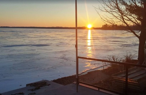 Cadillac House | Lakefront Cottage with Sunset Views