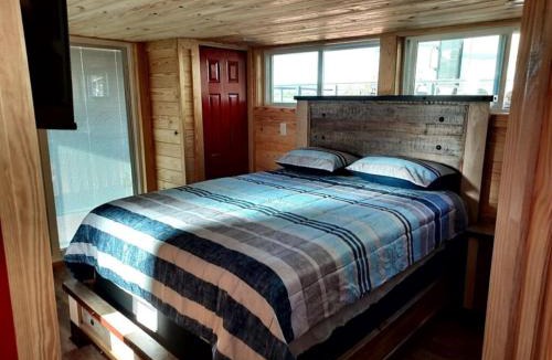 Dogwood House | Lakefront Cottage with Hot Tub & Sunset Views