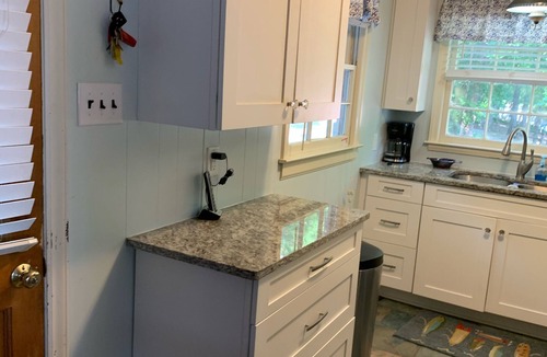 Semora Cottage | Lakefront cottage with WiFi .