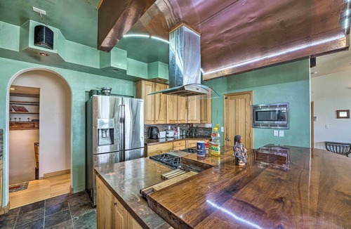 Wheatland House | Lakefront Country Home w/Waterslide & Trampoline!