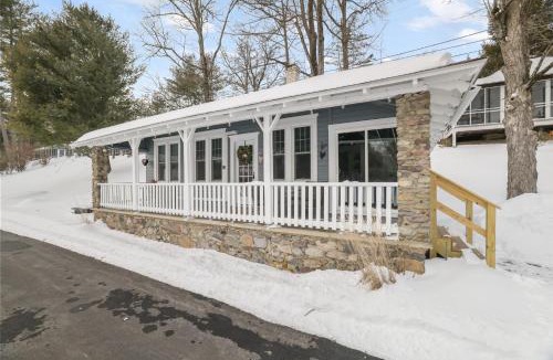 Saylorsburg House | Lakefront Couples Retreat in the Poconos