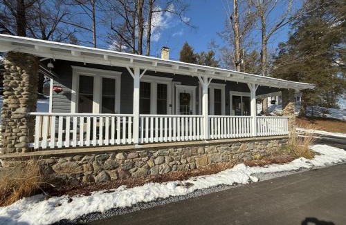 Saylorsburg House | Lakefront Couples Retreat in the Poconos