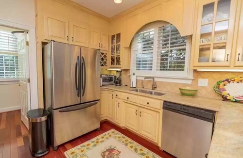 Littleton House | Lakefront, Cozy Charm & Pool. feat. basketball/volleyball, Dock, Kayaks, Firepit