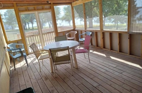 Donie House | Lakefront Cozy Cottage
