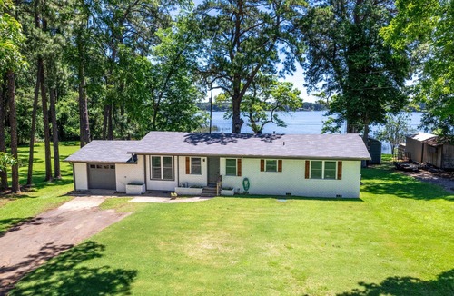 Lone Star Cottage | Lakefront Daingerfield Retreat w/Shared Dock!