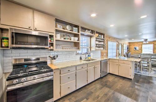 Lone Star House | Lakefront Daingerfield Retreat with Shared Dock!