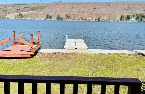 De Ruyter Cottage | Lakefront DeRuyter Cottage w/ Dock & Hot Tub!