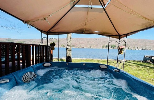 De Ruyter Cottage | Lakefront DeRuyter Cottage w/ Dock & Hot Tub!