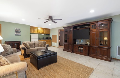 Bella Vista House | Lakefront, Dock, Remodeled, Views, screen porch, Kayaks!