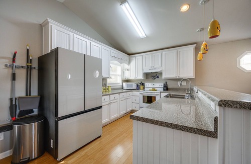 Eatonton House | Lakefront Eatonton Getaway w/Dock & Grill!