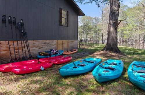 Shreveport House | Lakefront Emerald Point wfirepit & kayaks
