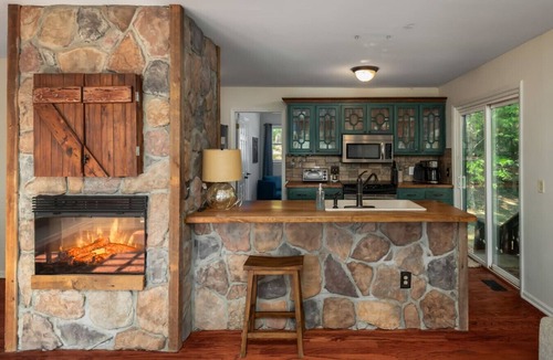Roxboro Cabin | Lakefront Escape | Dock, Fire Pit, Family friendly