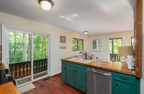 Roxboro Cabin | Lakefront Escape | Dock, Fire Pit, Family friendly