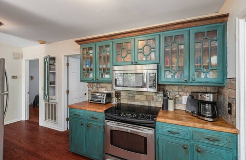 Roxboro Cabin | Lakefront Escape | Dock, Fire Pit, Family friendly