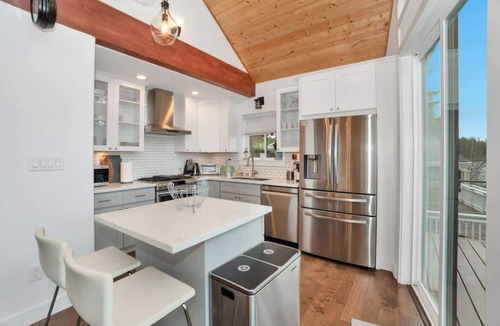 Warm Beach House | Lakefront Escape | Fire pit, Pets & Amazing Views