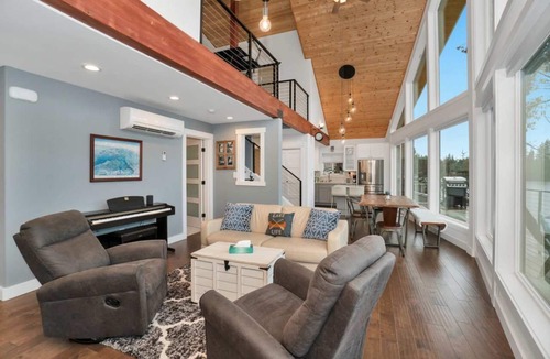 Warm Beach House | Lakefront Escape | Fire pit, Pets & Amazing Views