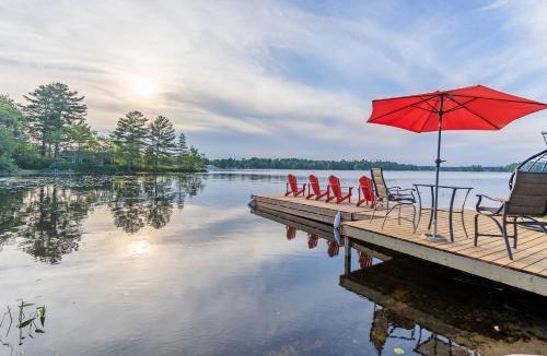 Gravenhurst House | Lakefront Escape Hot Tub & Sauna Retreat