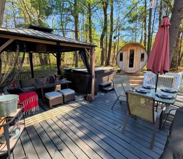 Gravenhurst House | Lakefront Escape Hot Tub & Sauna Retreat