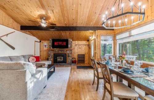 Gravenhurst House | Lakefront Escape Hot Tub & Sauna Retreat
