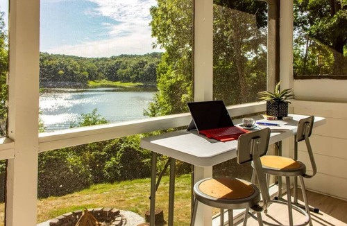 North Liberty Cabin | Lakefront Escape|Fireplace+Paddleboard+Hottub