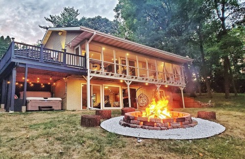North Liberty Cabin | Lakefront Escape|Fireplace+Paddleboard+Hottub