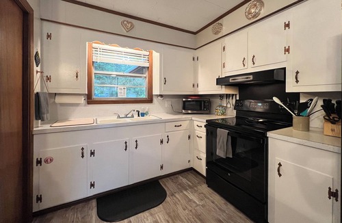 Hillister House | Lakefront Escape w/Firepit & Fireplace – Relax & Recharge in Nature!