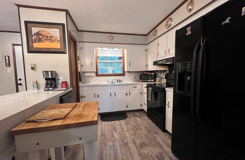 Hillister House | Lakefront Escape w/Firepit & Fireplace – Relax & Recharge in Nature!