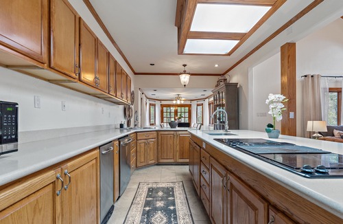 Seguin Villa | Lakefront Estate Sleeps 23 Firepit & Kayaks