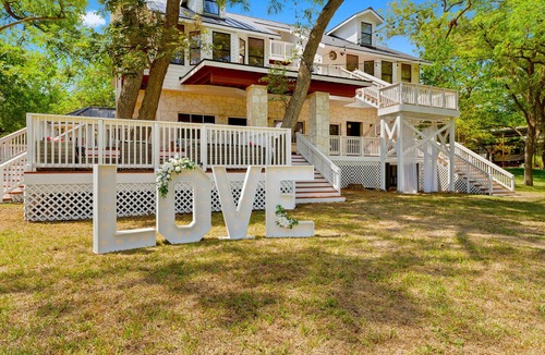 Seguin Villa | Lakefront Estate Sleeps 23 Firepit & Kayaks