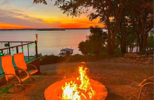 Bridgeport House | Lakefront Estate Stunning Views, Deck, Bar and Dock