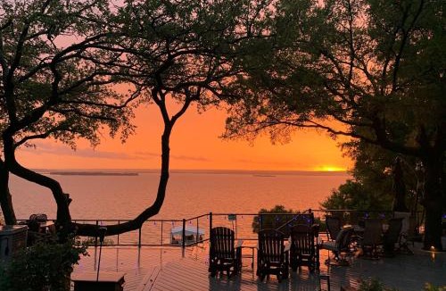 Bridgeport House | Lakefront Estate Stunning Views, Deck, Bar and Dock