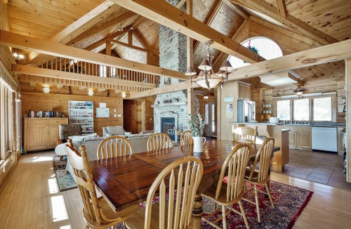 Fenelon Falls Cottage | Lakefront Family Cabin 5BR Sauna+Hot tub