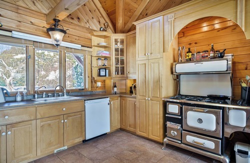 Fenelon Falls Cottage | Lakefront Family Cabin 5BR Sauna+Hot tub