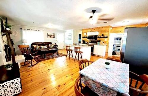 Jefferson House | Lakefront Family Cabin with Jacuzzi, Fire Pit and Yard in Texas